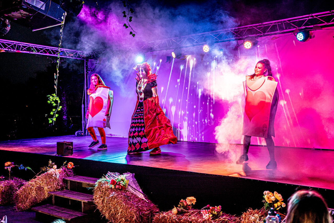 Spectacle d'animation avec personnages costum�s sur sc�ne au camping CAPFUN Celeste � Breuillet (17).