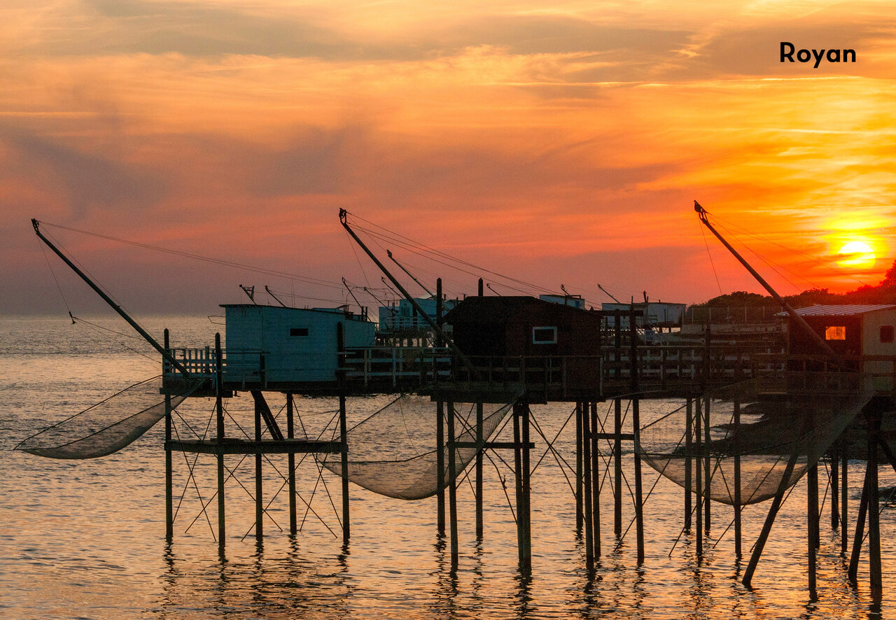Carrelets traditionnels au coucher du soleil � Royan, Charente-Maritime, � visiter absolument.