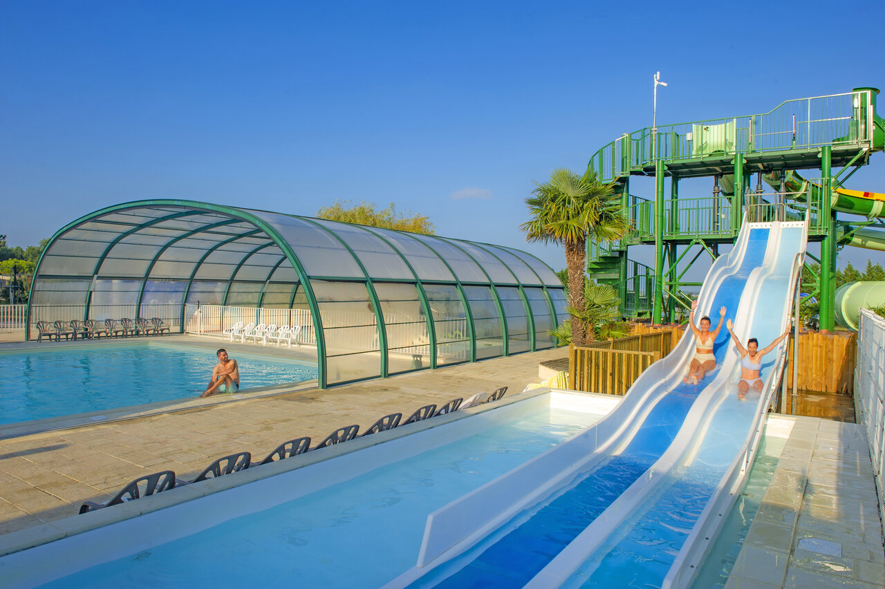 Toboggan aquatique double et piscine couverte au camping CAPFUN Celeste � Breuillet (17).