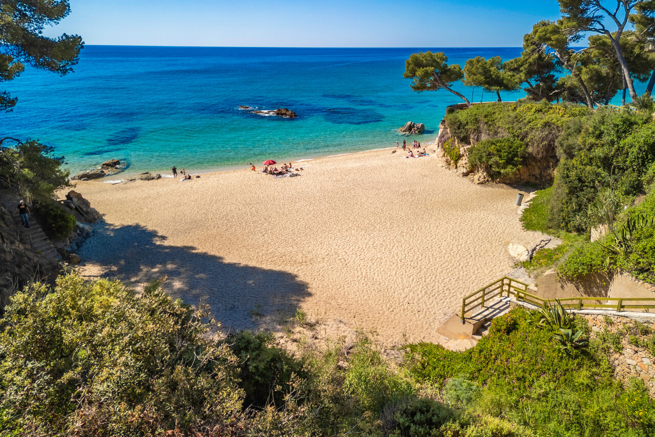 Plage de sable fin et mer turquoise au camping CAPFUN Treumal � Platja d'Aro.