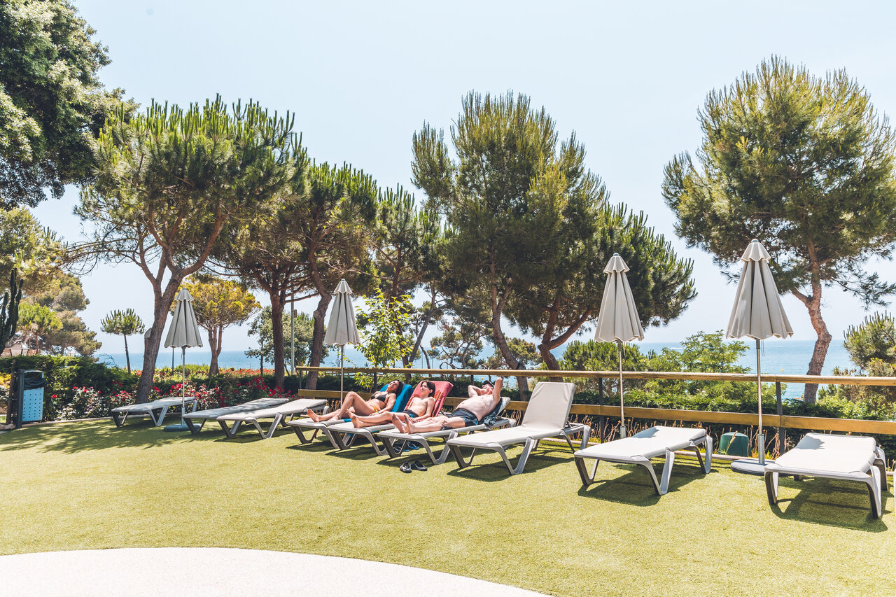 Transats, piscine, mer au camping CAPFUN Treumal � Platja d'Aro (17).