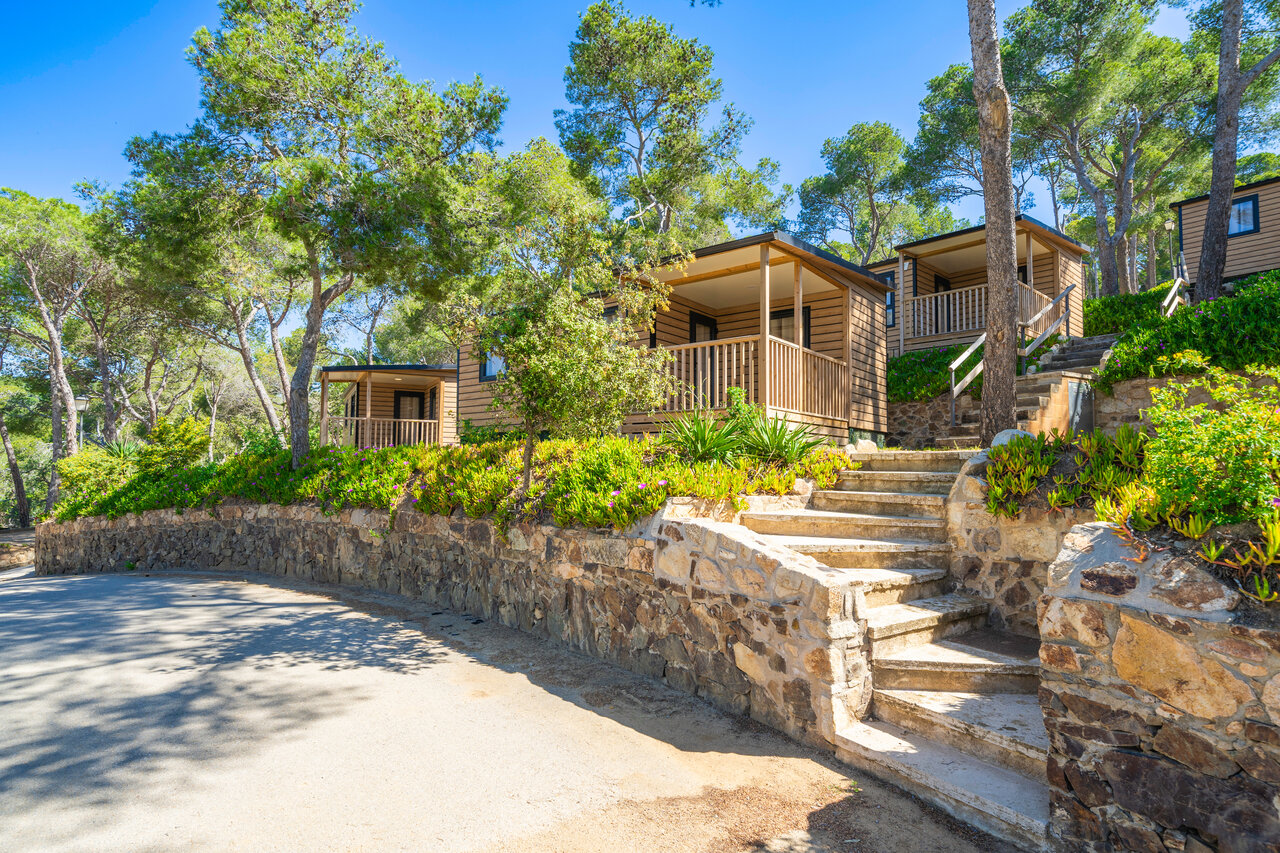 Mobil-homes en bois avec terrasses, au CAPFUN Treumal � Platja d'Aro (17).