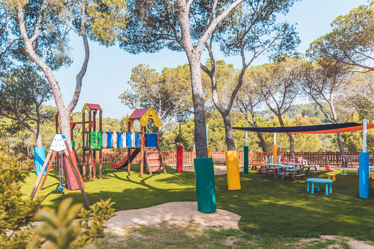 Aire de jeux color�e avec toboggans et balan�oires au camping CAPFUN Treumal � Platja d'Aro (17).