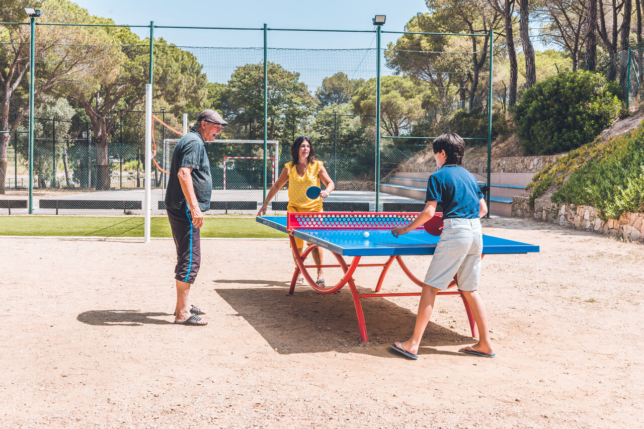 Partie de tennis de table en famille au camping CAPFUN Treumal � Platja d'Aro.