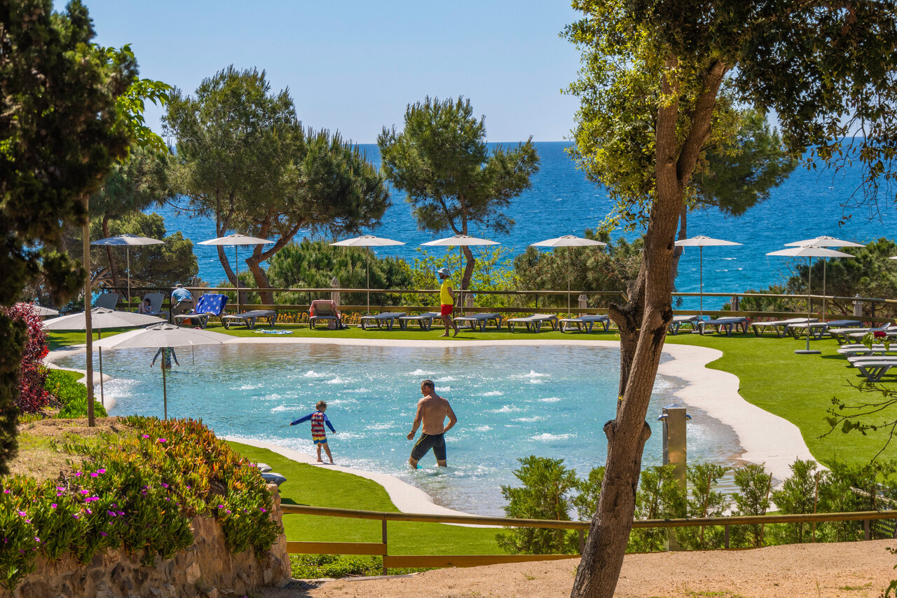Piscine ext�rieure, jets d'eau, vue mer au camping CAPFUN Treumal � Platja d'Aro (17).
