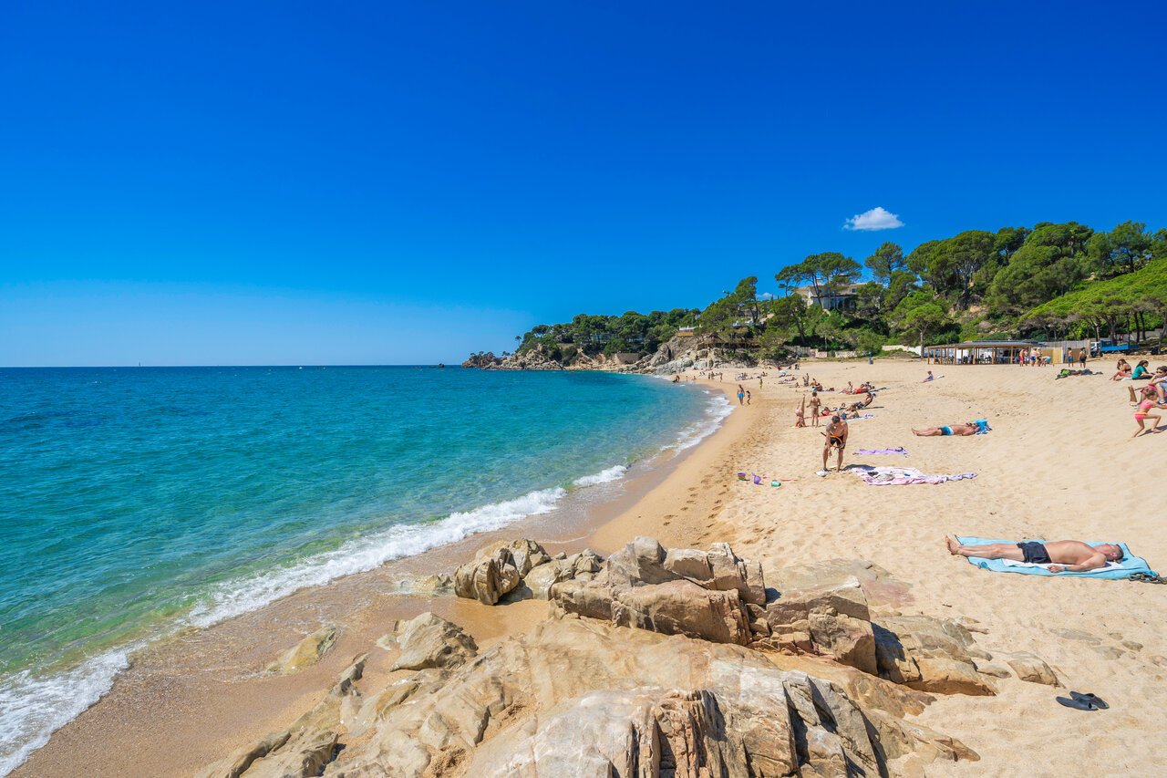 Plage de sable fin, baigneurs et mer turquoise au camping CAPFUN Treumal � Platja d'Aro (17).