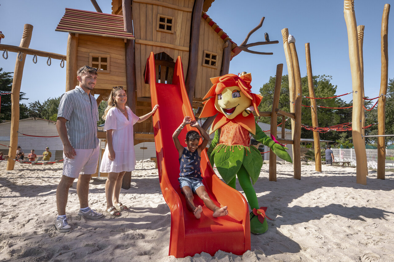 Aire de jeux avec toboggan, enfant et mascotte au camping CLICOCHIC Trois Ch�nes � Pornichet (44).