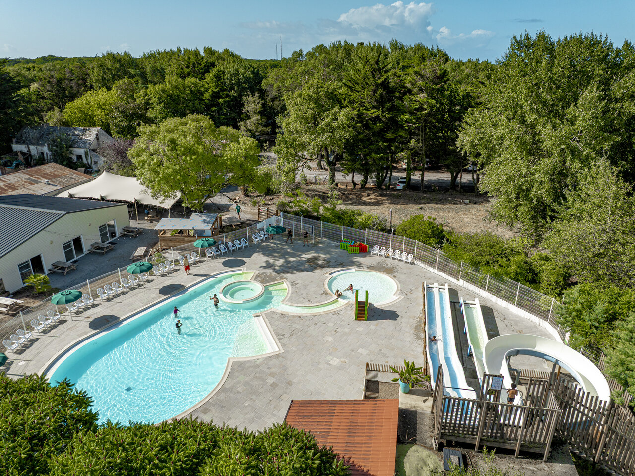 Piscine ext�rieure, toboggans et jacuzzi au camping CLICOCHIC Trois Ch�nes � Pornichet (44).