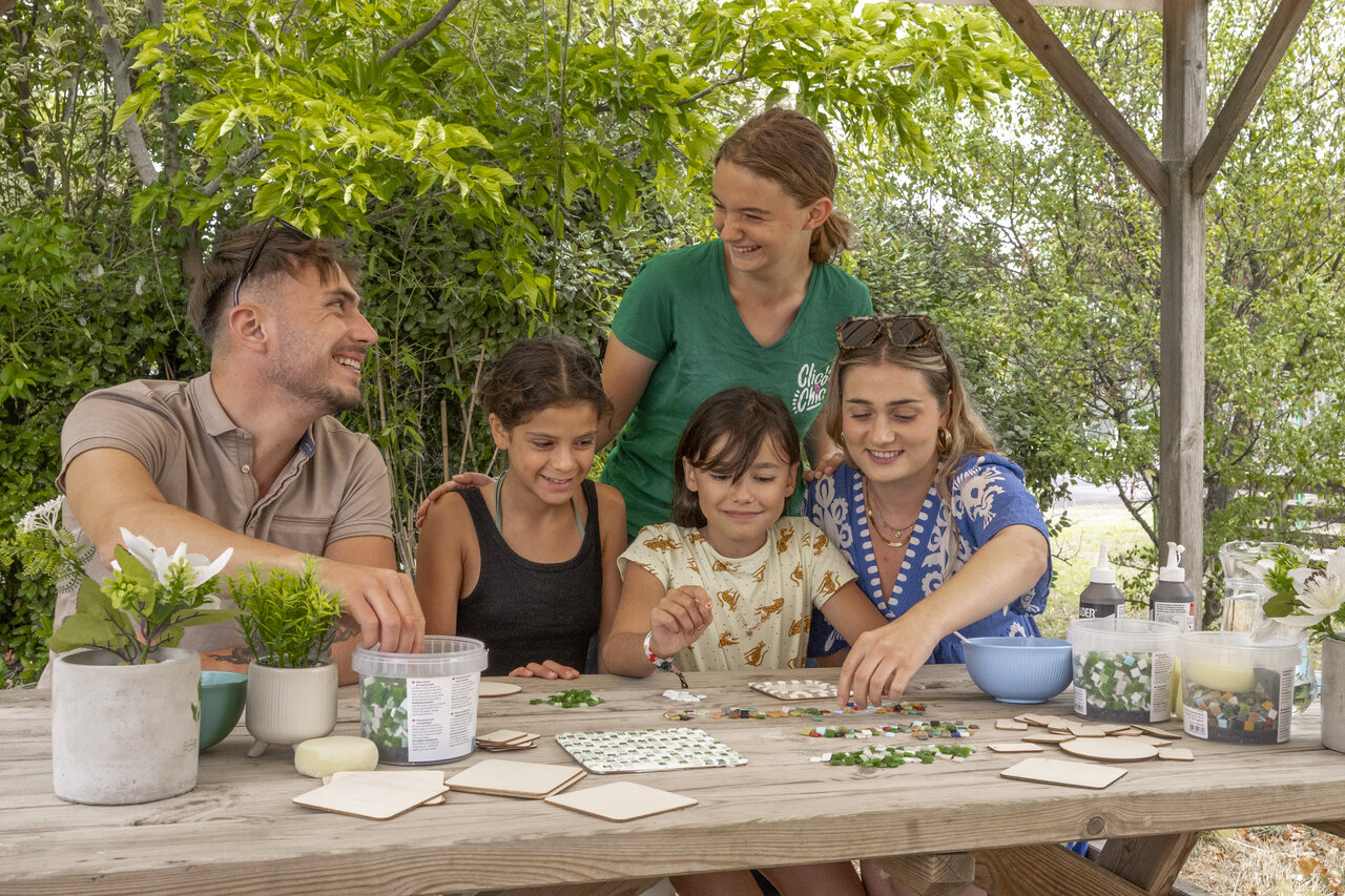 Atelier cr�atif en famille avec animateur au camping CLICOCHIC Trois Ch�nes � Pornichet.