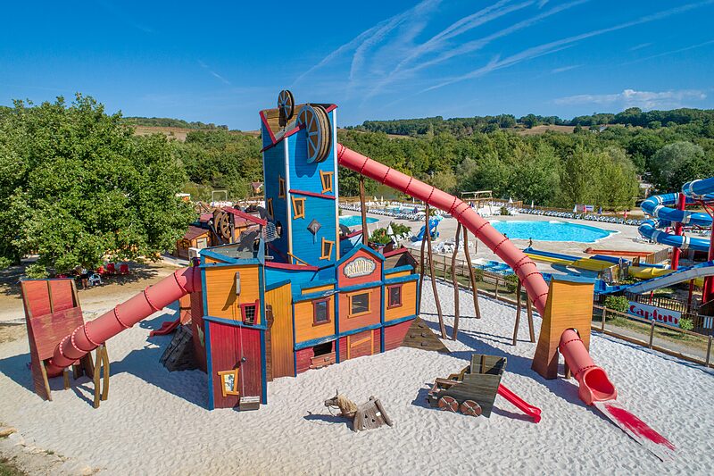 Jeu Carabouille - Complexe de jeux, toboggans et piscine au camping CAPFUN Ullule � Tournon d'Agenais (47).