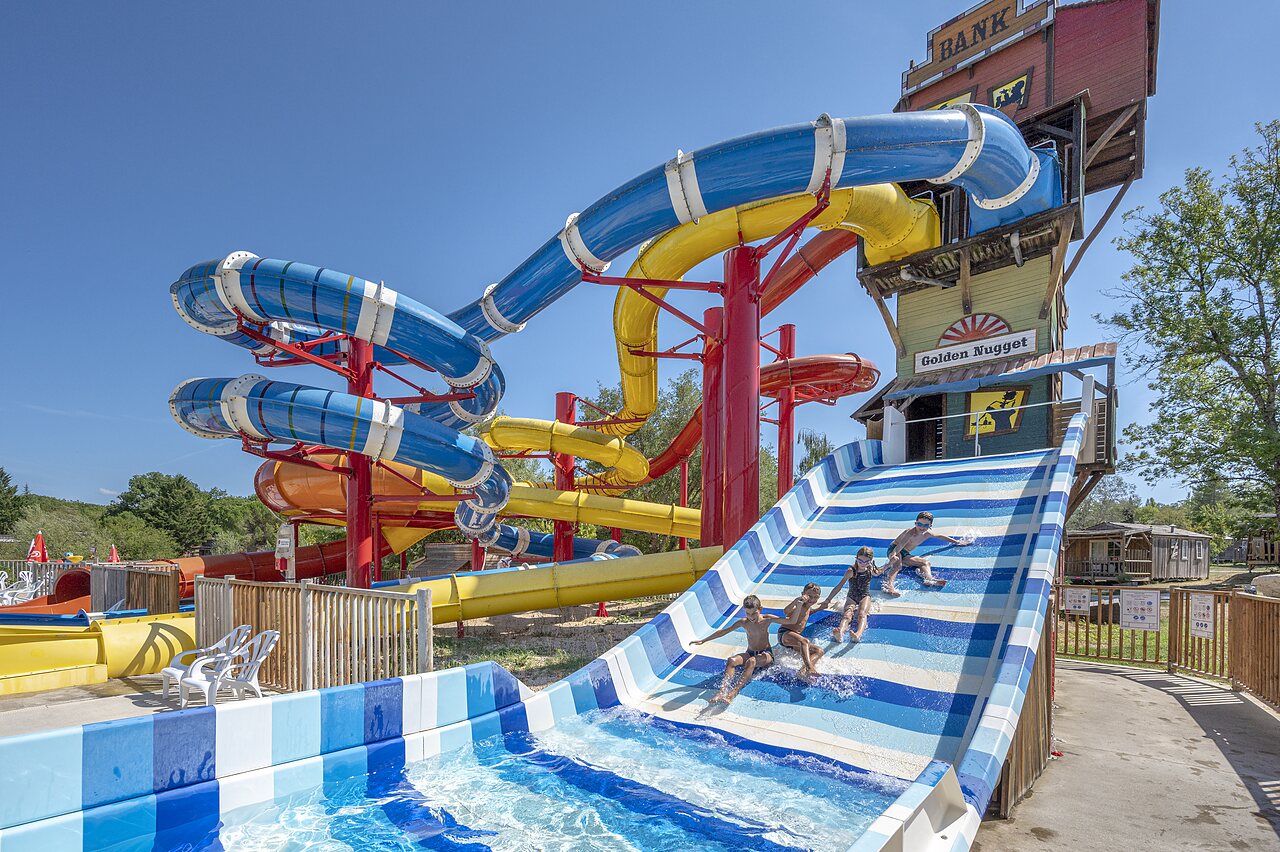 Toboggans aquatiques g�ants et piscine ext�rieure au CAPFUN Ullule � Tournon d'Agenais (47).