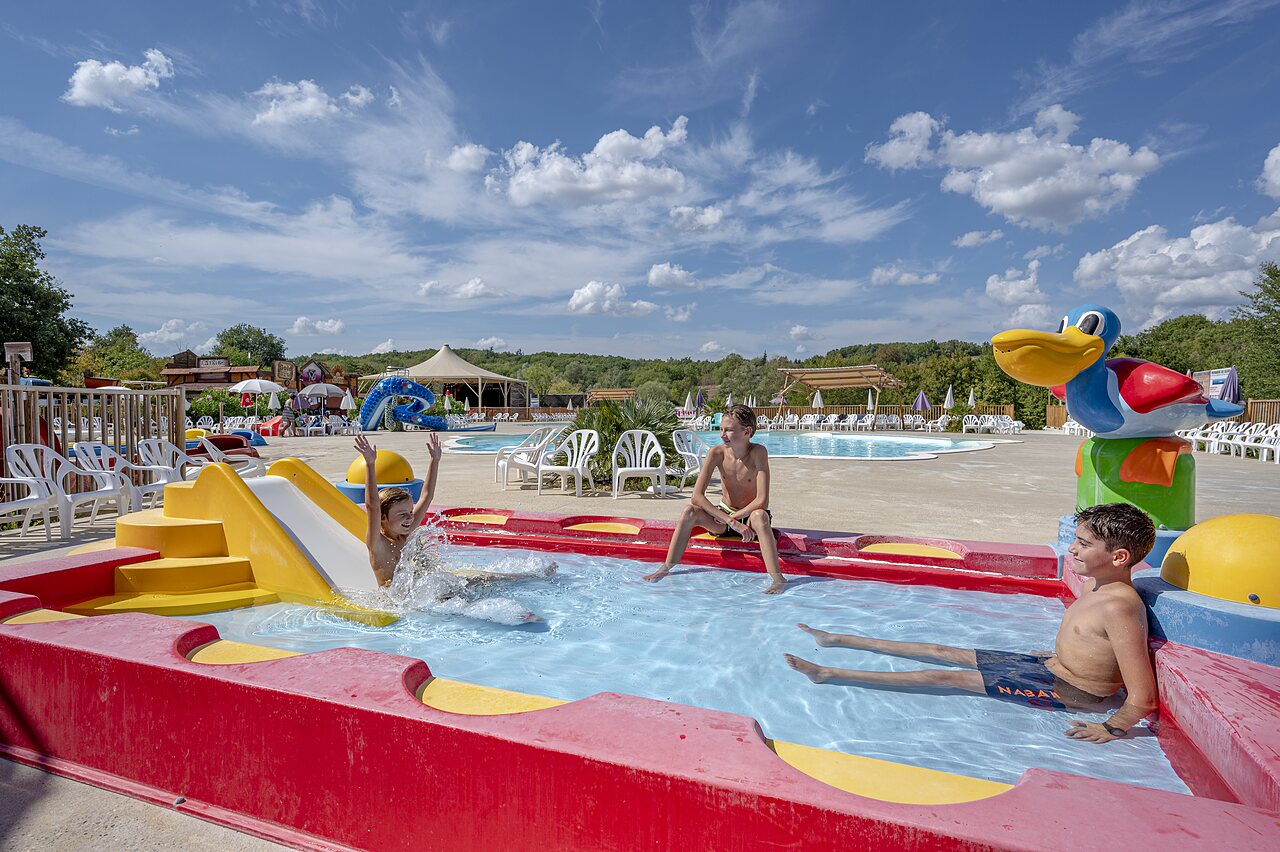 Piscine, pataugeoire, toboggan et enfants au camping CAPFUN Ullule � Tournon d'Agenais.