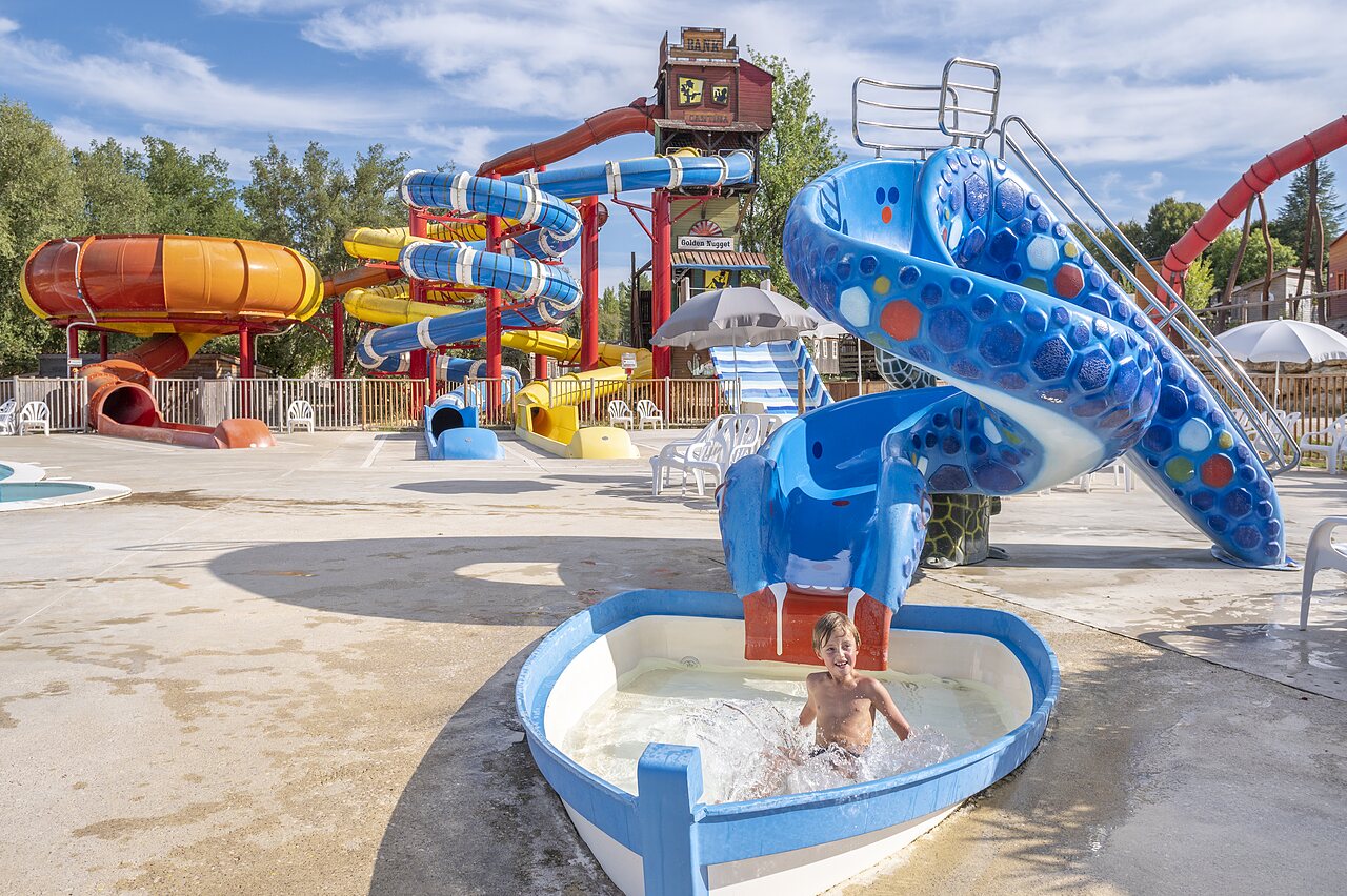 Toboggans aquatiques color�s et piscine ludique au camping CAPFUN Ullule � Tournon d'Agenais (47).