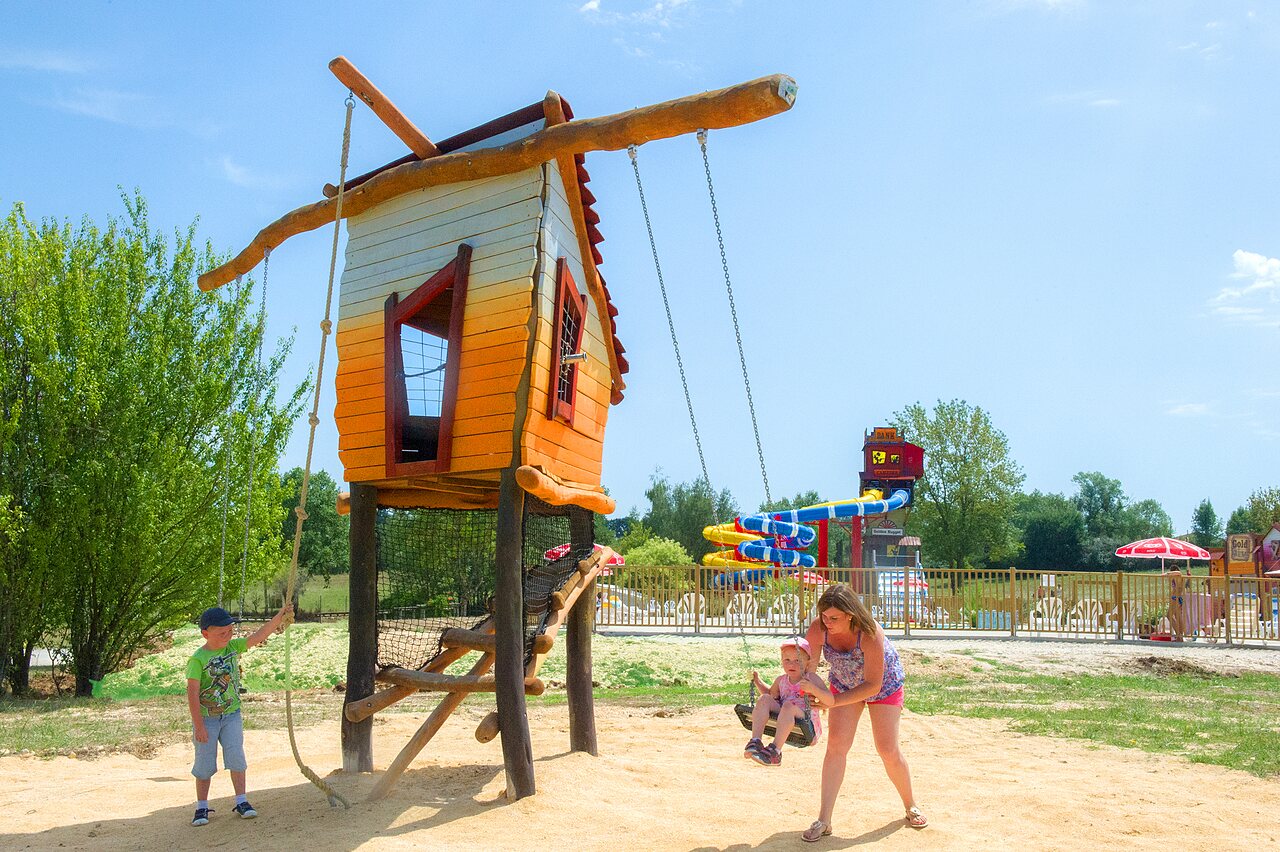 Aire de jeux, cabane, balan�oire, toboggans aquatiques au camping CAPFUN Ullule (47).