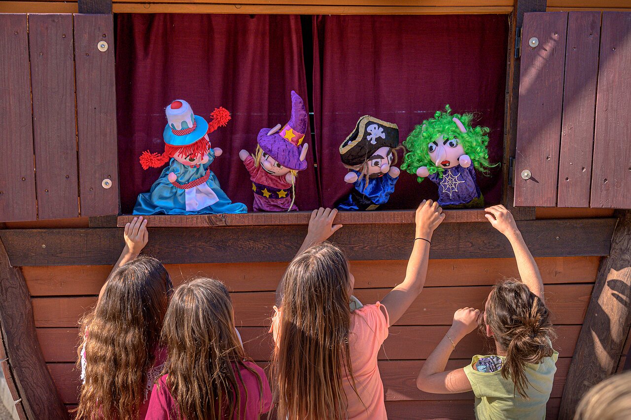 Spectacle de marionnettes pour enfants au camping CAPFUN Ullule � Tournon d'Agenais (47).