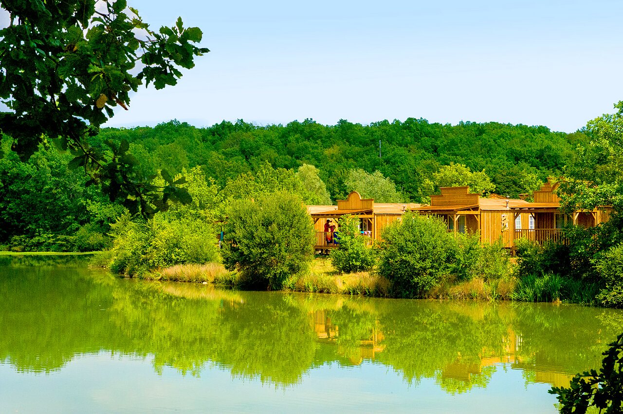 Mobil-homes th�matiques en bois au bord d'un lac, camping CAPFUN Ullule � Tournon d'Agenais (47).