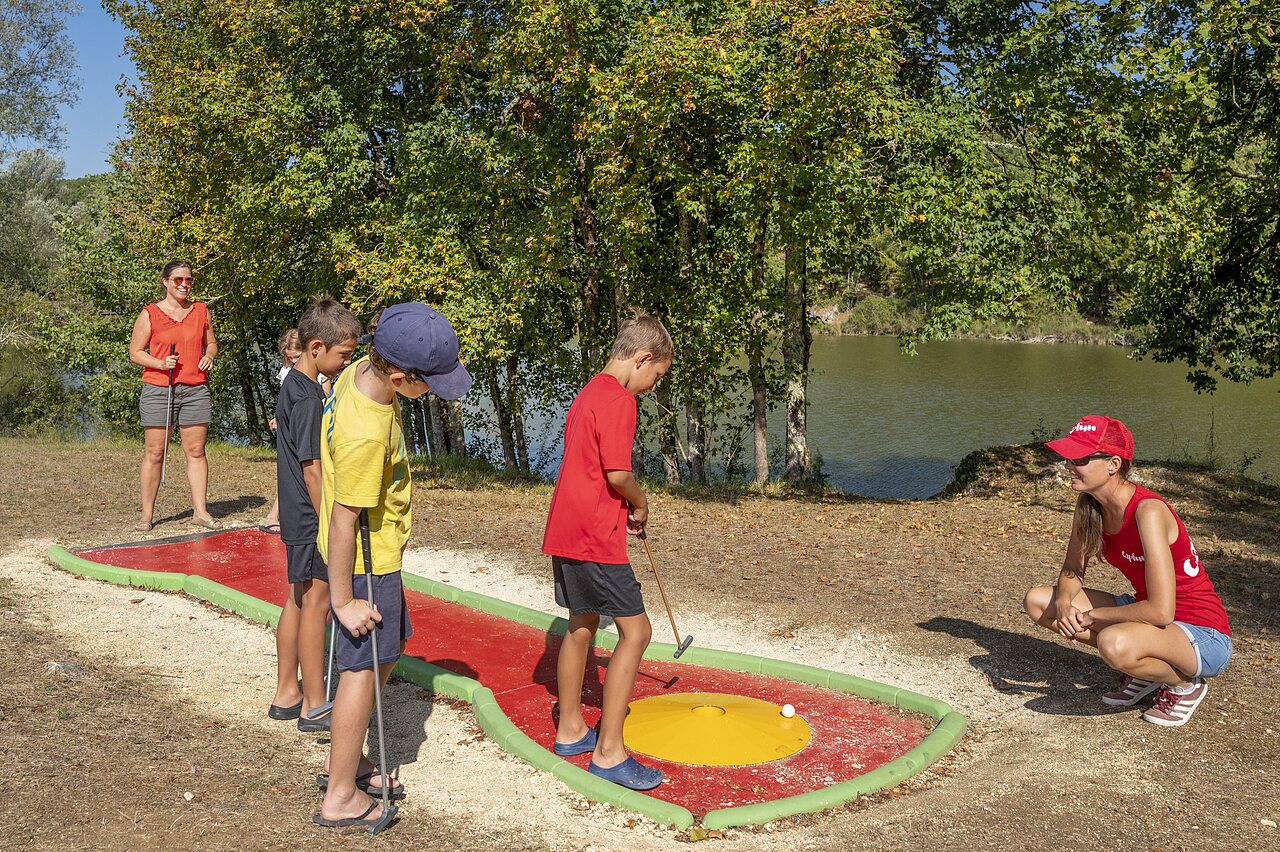 Enfants jouant au mini-golf pr�s du lac au camping CAPFUN Ullule � Tournon d'Agenais (47).