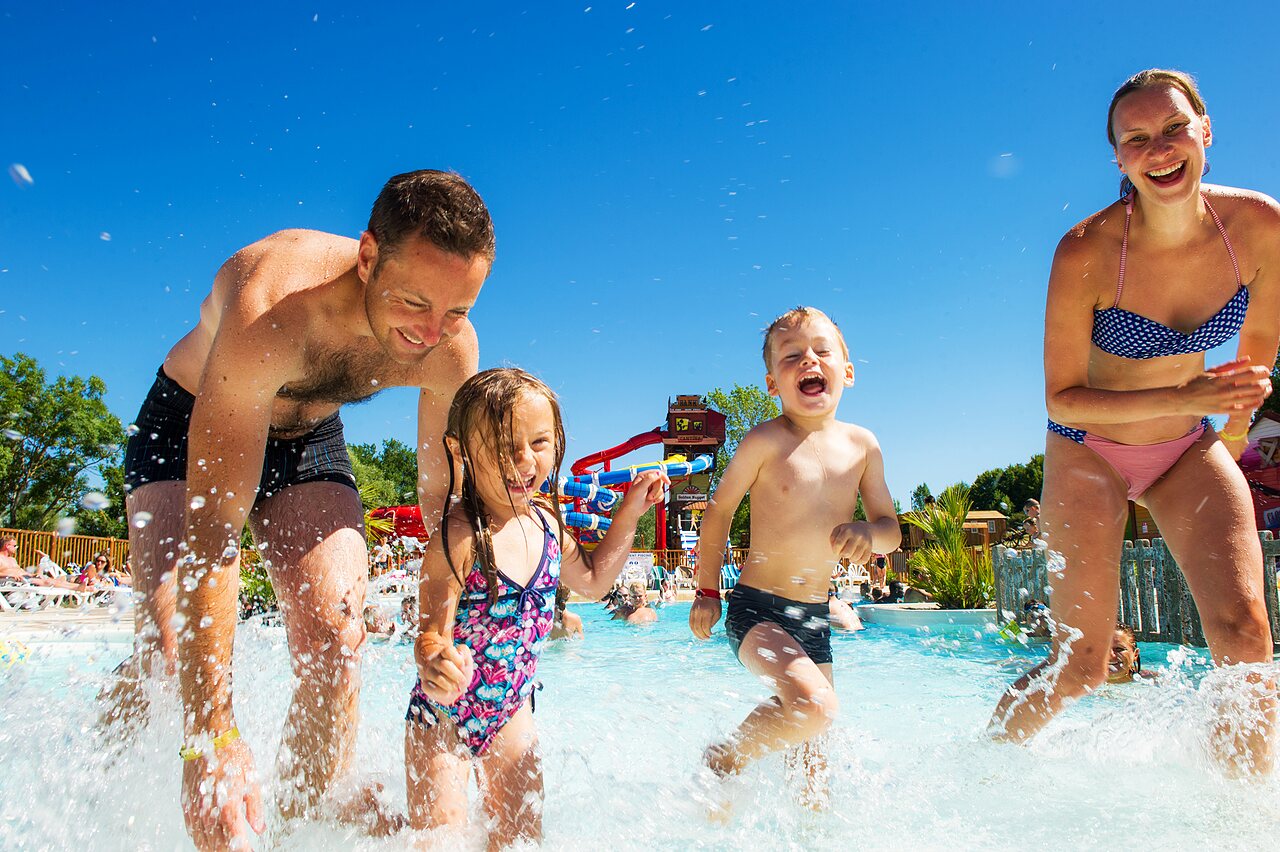 Piscine ext�rieure, jeux aquatiques, enfants au camping CAPFUN Ullule � Tournon d'Agenais (47).