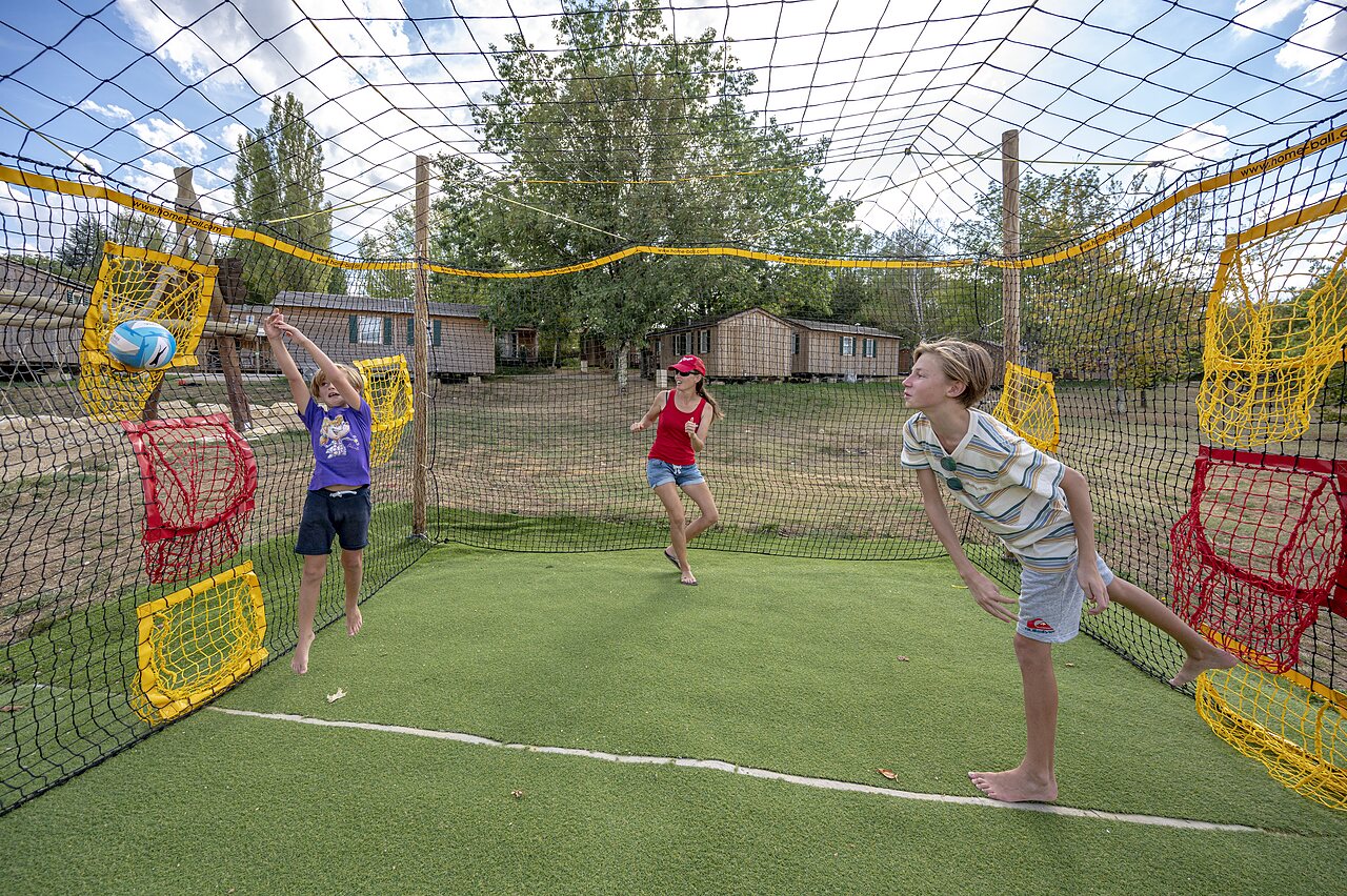 Enfants et adulte jouant au Home-Ball sur terrain multisport au camping CAPFUN Ullule � Tournon d'Agenais (47)