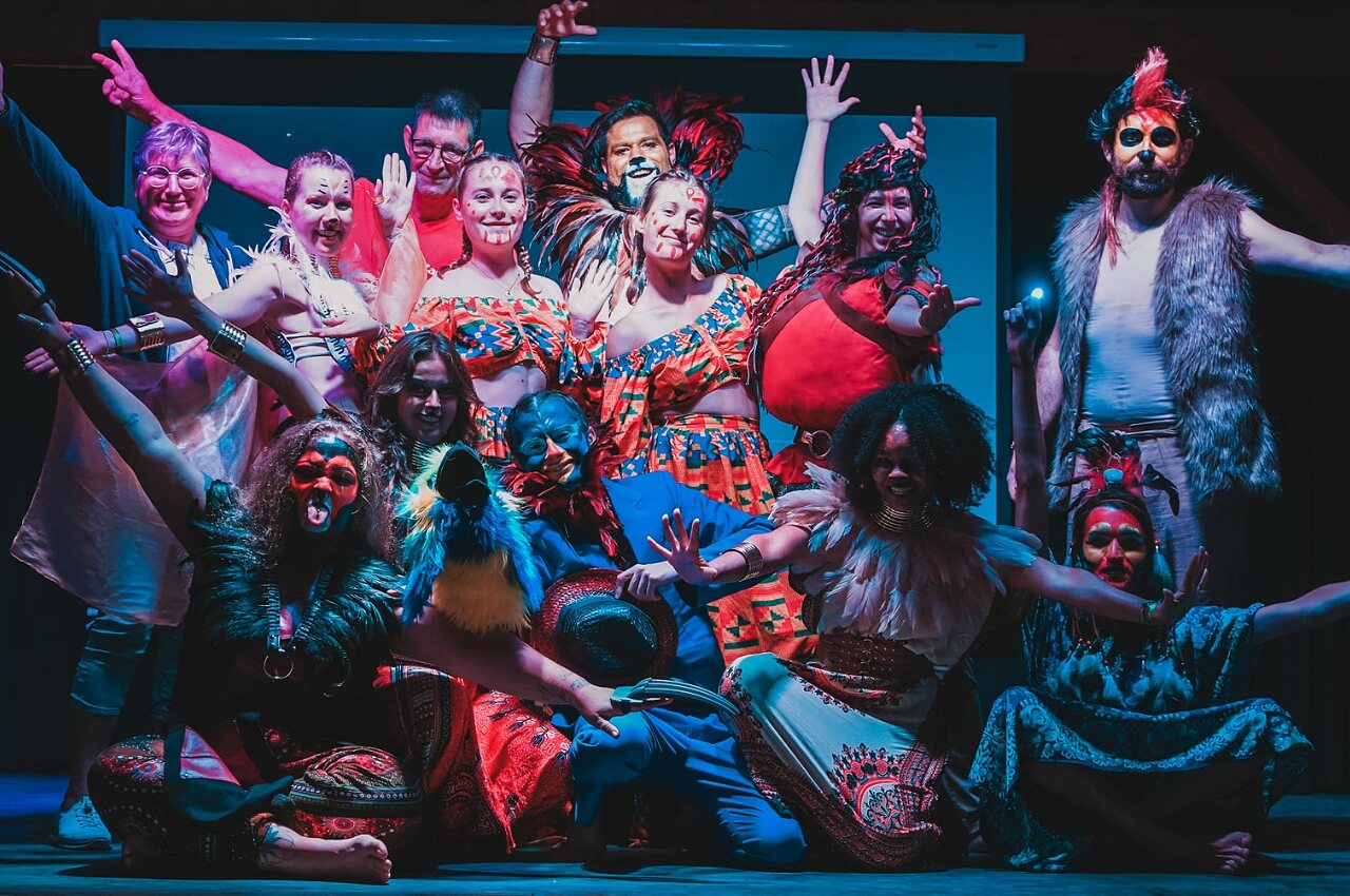 Spectacle d'animation avec artistes costum�s au camping CAPFUN Ullule � Tournon d'Agenais.