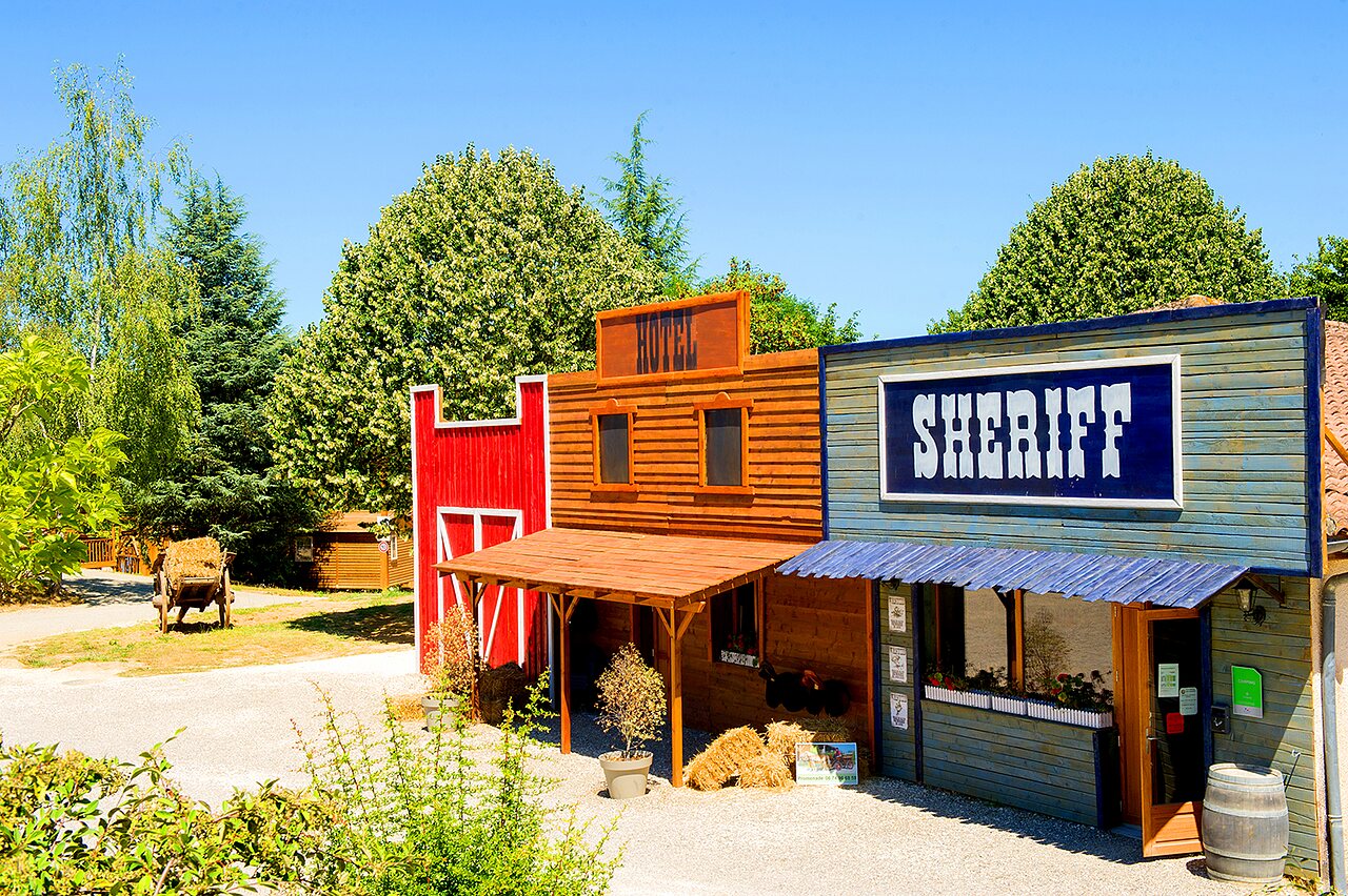 Village Far West th�matique avec b�timents Sheriff et Hotel au camping CAPFUN Ullule (47).