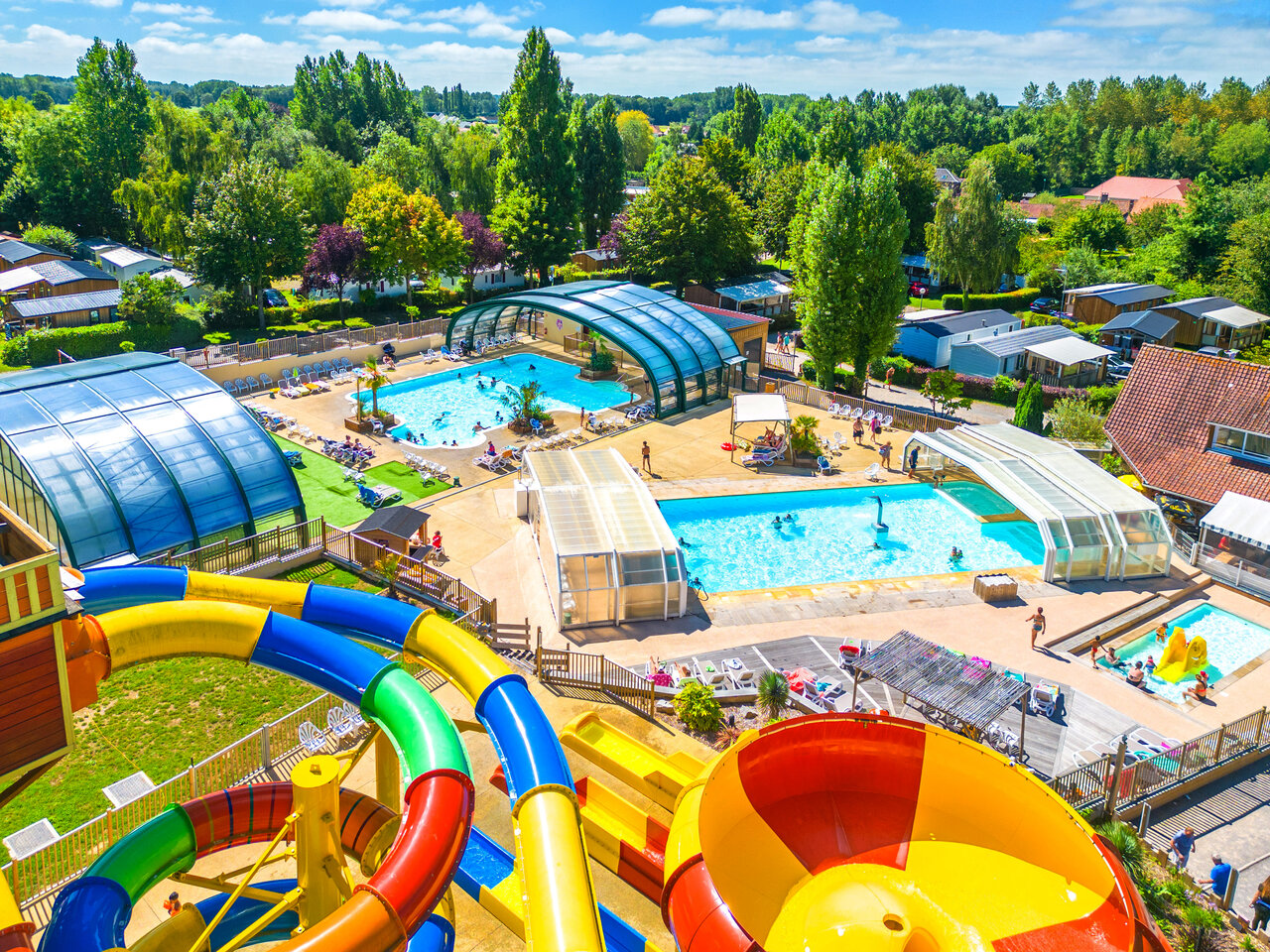 Toboggans aquatiques et piscines du camping CAPFUN Val d'Authie � Villers sur Authie.