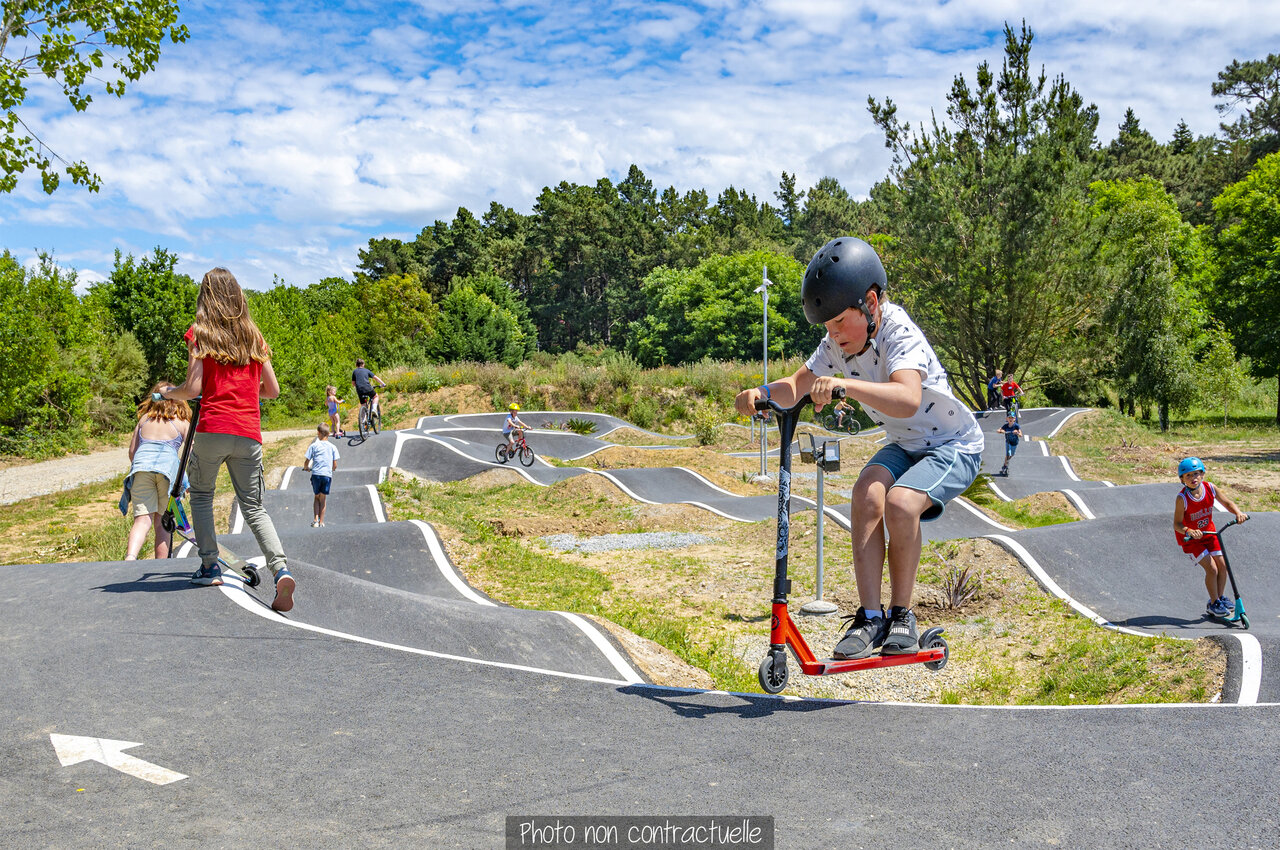Pump track avec enfants en trottinettes et v�los au camping CAPFUN Val d'Authie.