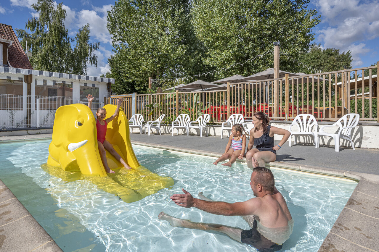 Toboggan �l�phant et famille dans la piscine au camping CAPFUN Val d'Authie � Villers sur Authie (80).