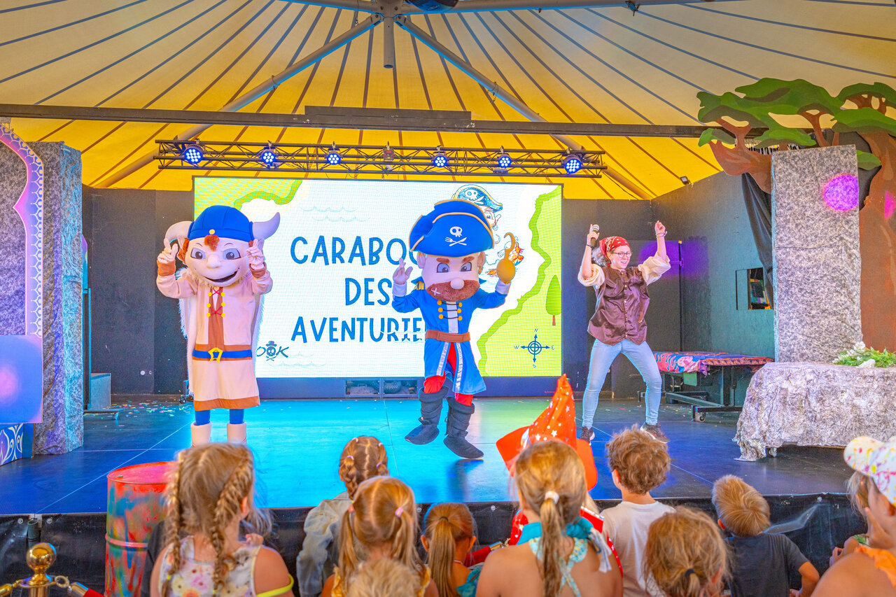 Animation spectacle avec mascottes pour enfants au CAPFUN Val d'Authie (80).