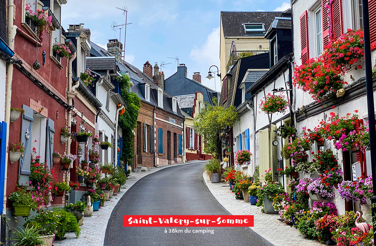 Rue fleurie pittoresque de Saint-Valery-sur-Somme, ville charmante � visiter en Picardie.