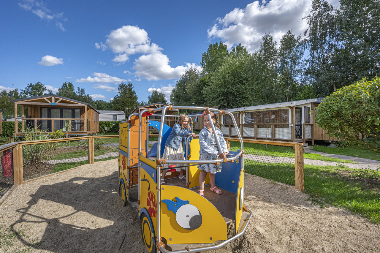 Enfants s'amusant sur aire de jeux, Mobil-homes au camping CAPFUN Val d'Authie � Villers sur Authie.