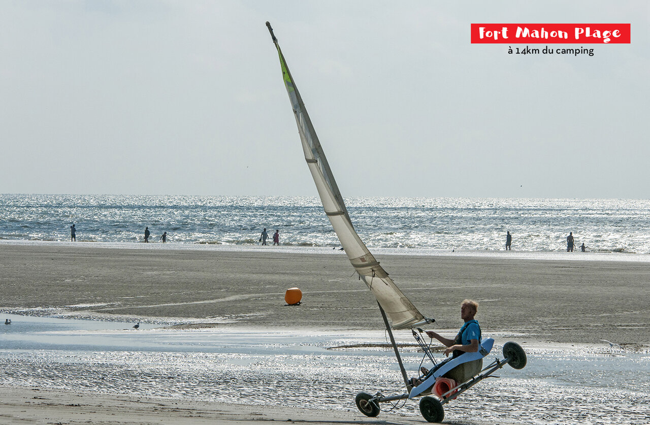 Char � voile sur la plage de Fort Mahon, pr�s de la Baie de Somme.