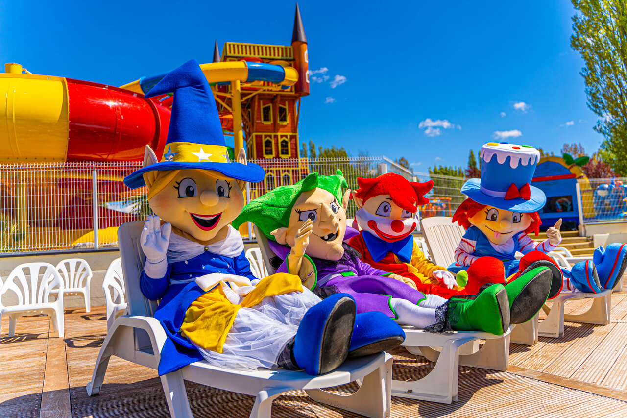 Mascottes du camping et toboggan g�ant au camping CAPFUN Val d'Authie � Villers sur Authie (80).