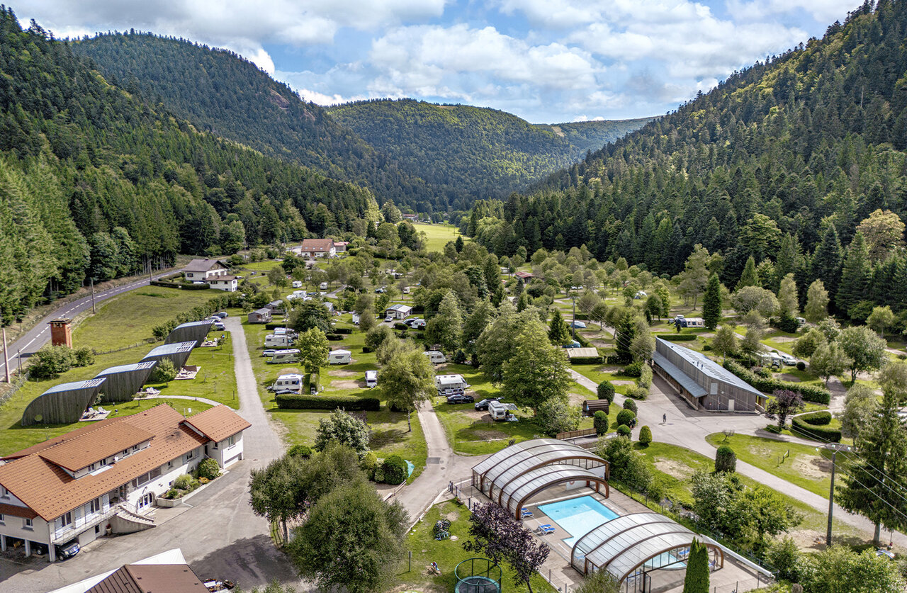 Luchtfoto camping, overdekt zwembad, staanplaatsen in vallei op camping CLICOCHIC Verte Vall�e in XONRUPT LONGEMER (88).