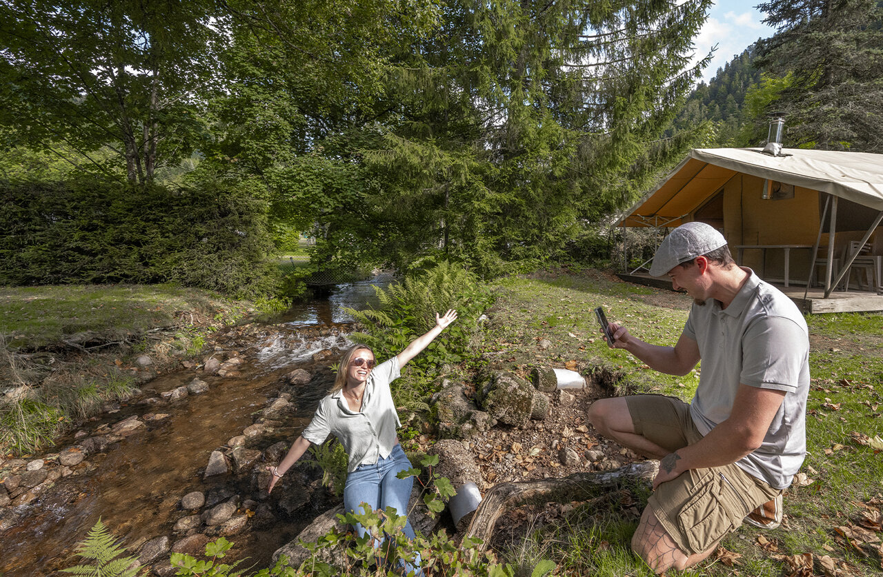 Stel bij beekje, safaritent op camping CLICOCHIC Verte Vall�e, XONRUPT LONGEMER.