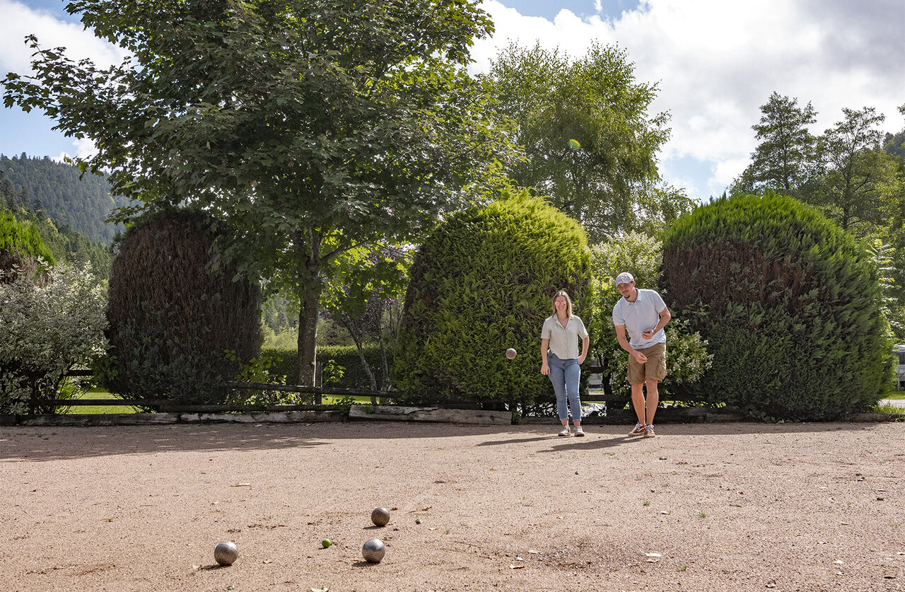Koppel speelt petanque op terrein camping CLICOCHIC Verte Vall�e XONRUPT LONGEMER.