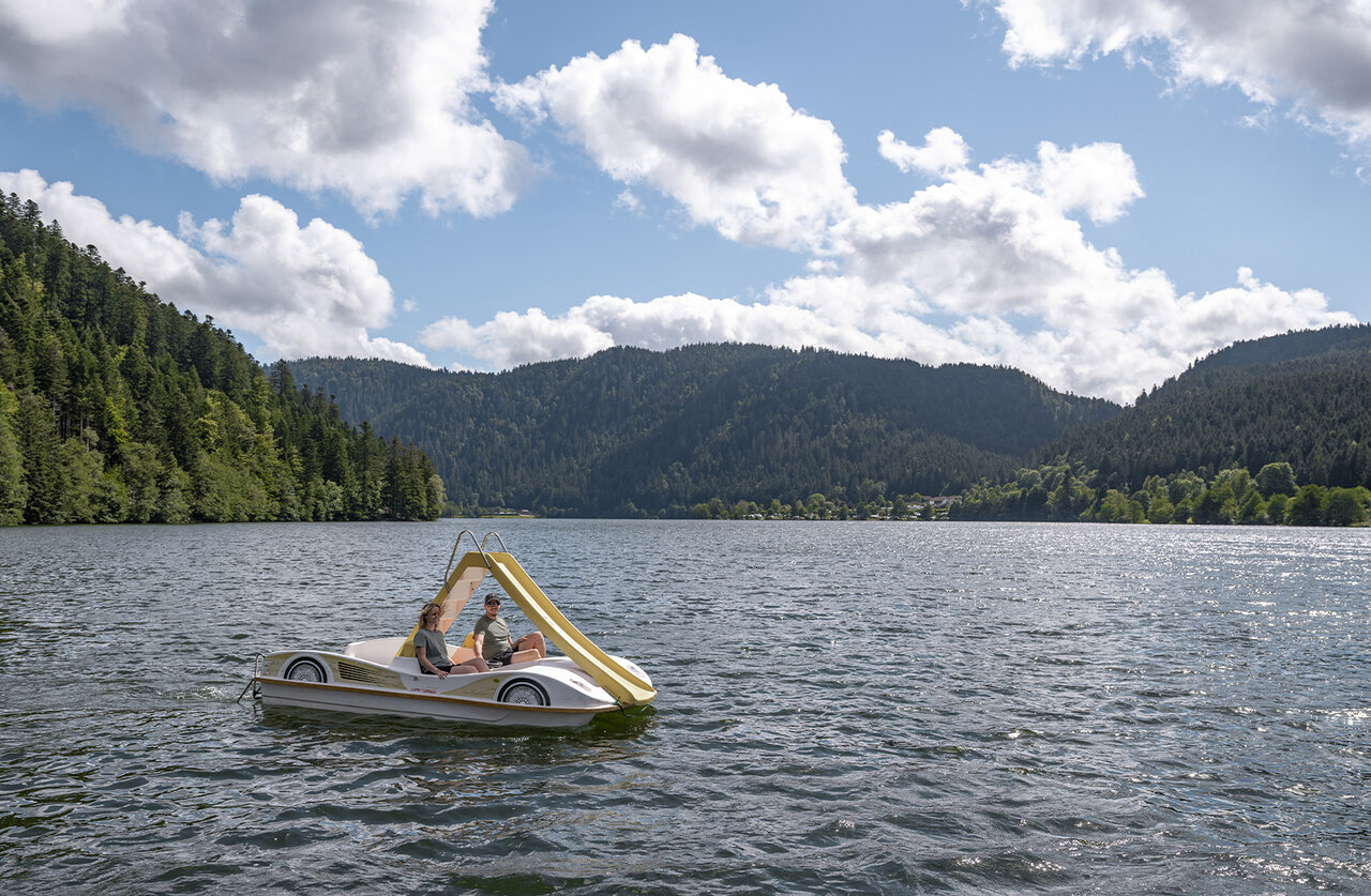 Waterfiets met glijbaan op meer, wateractiviteiten camping CLICOCHIC Verte Vall�e XONRUPT LONGEMER.