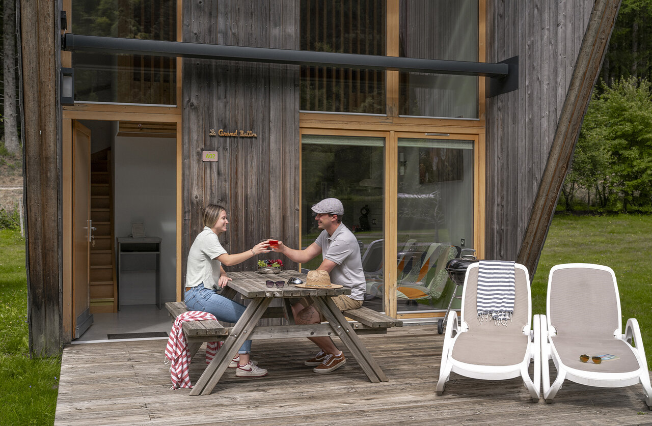 Koppel op terras moderne accommodatie, camping CLICOCHIC Verte Vall�e, XONRUPT LONGEMER (88).