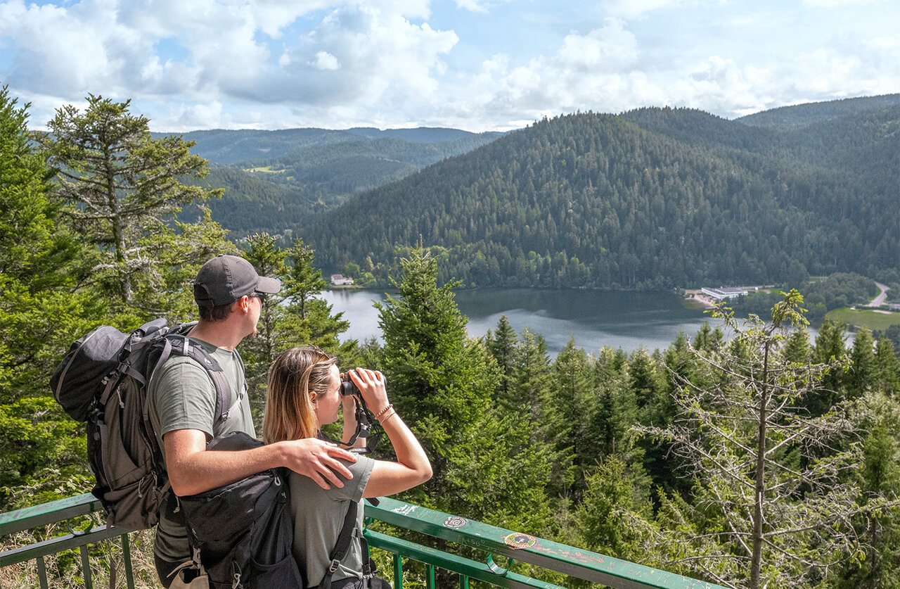 Koppel observeert meer en berg op camping CLICOCHIC Verte Vall�e te XONRUPT LONGEMER.