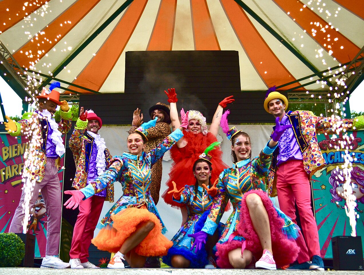 Artistes en costumes color�s avec pyrotechnie sur sc�ne au camping CAPFUN Vignes d'Or � Serignan.