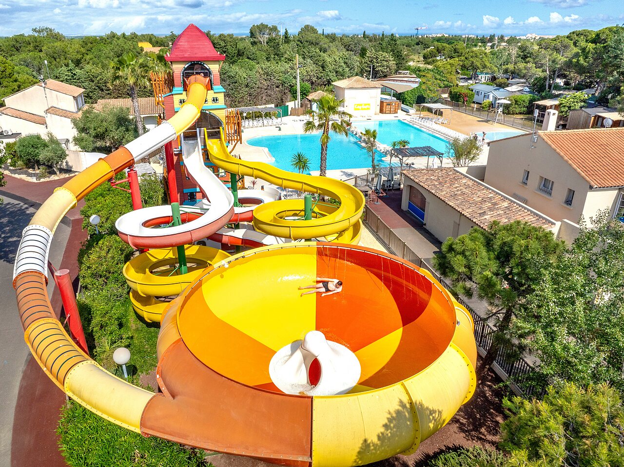 Toboggans aquatiques g�ants et piscine ext�rieure au camping CAPFUN Vignes d'Or � Serignan.