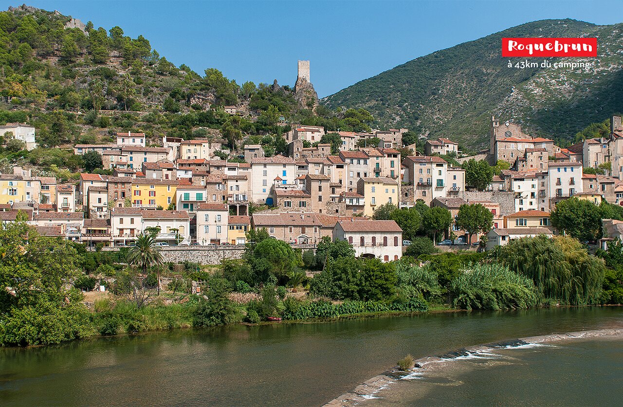 Village m�di�val de Roquebrun, maisons traditionnelles au bord de l'Orb, H�rault.