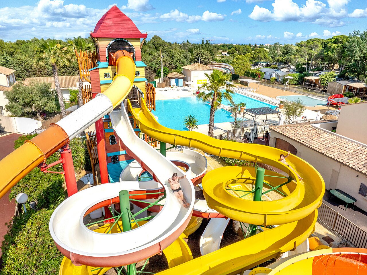 Toboggans aquatiques g�ants et grande piscine au camping CAPFUN Vignes d'Or � Serignan.