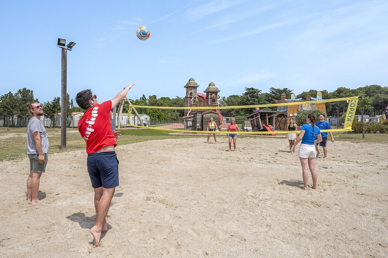 Joueurs de beach-volley sur sable, aire de jeux au camping CAPFUN Vignes d'Or � Serignan.