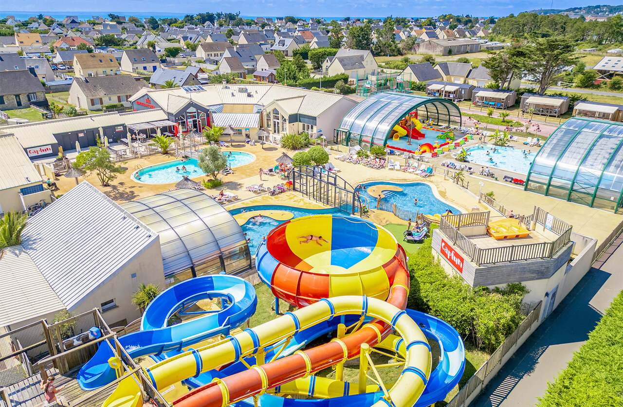 Grand parc aquatique avec toboggans et piscines au camping CAPFUN Vikings � Saint Jean de la Rivi�re (50).
