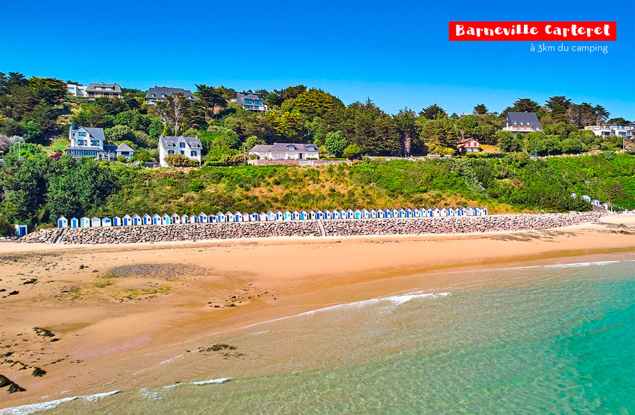 Plage de Barneville Carteret avec cabines color�es, lieu � visiter en Normandie.