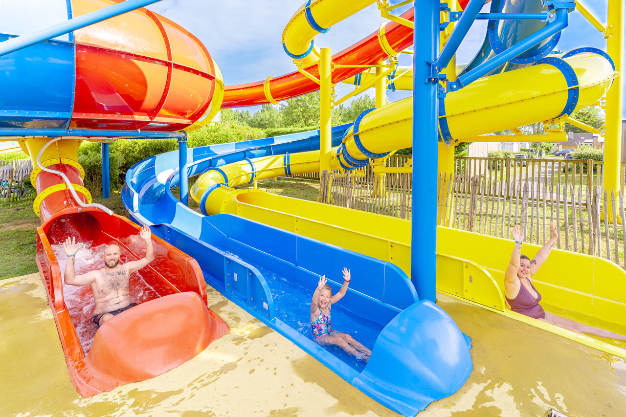 Toboggans aquatiques color�s et personnes s'amusant au camping CAPFUN Vikings � Saint Jean de la Rivi�re.