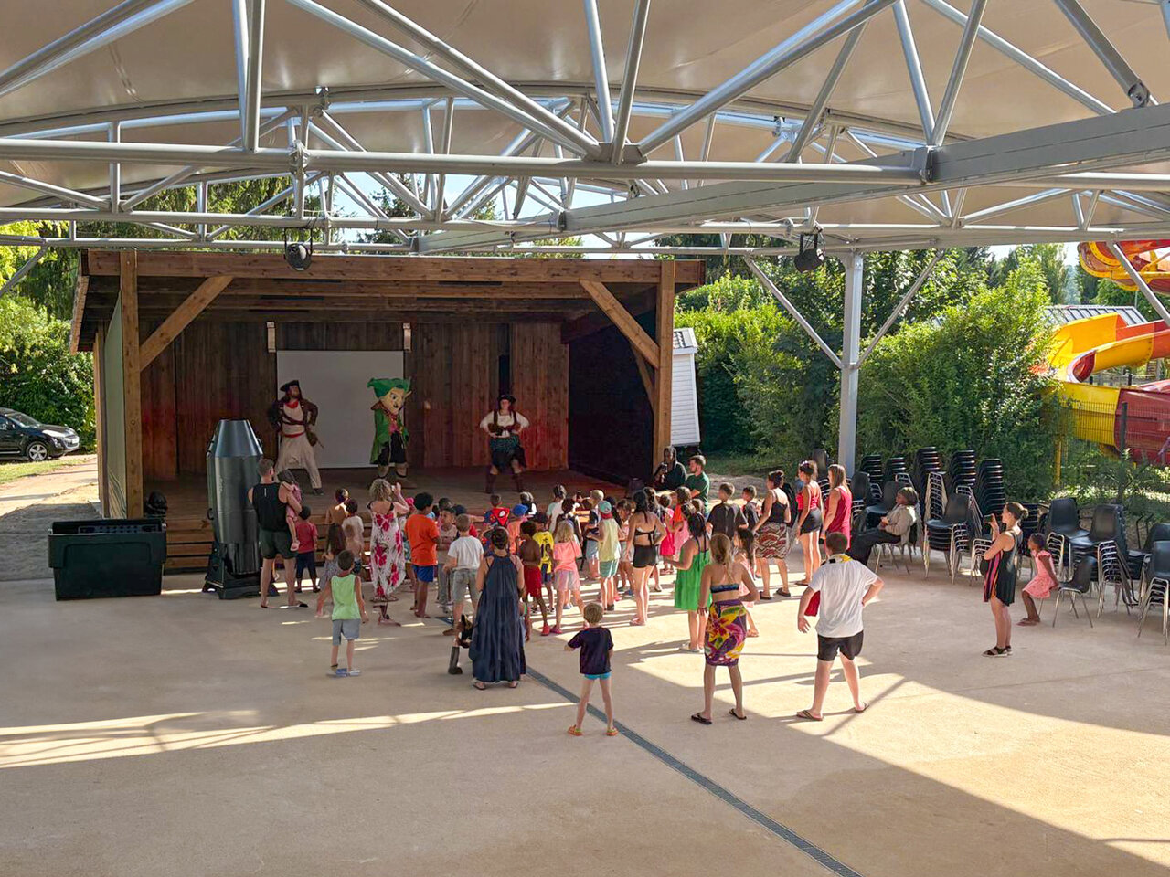 Outdoor stage children's show at CAPFUN Le Village Parisien campsite, VARREDDES (77).