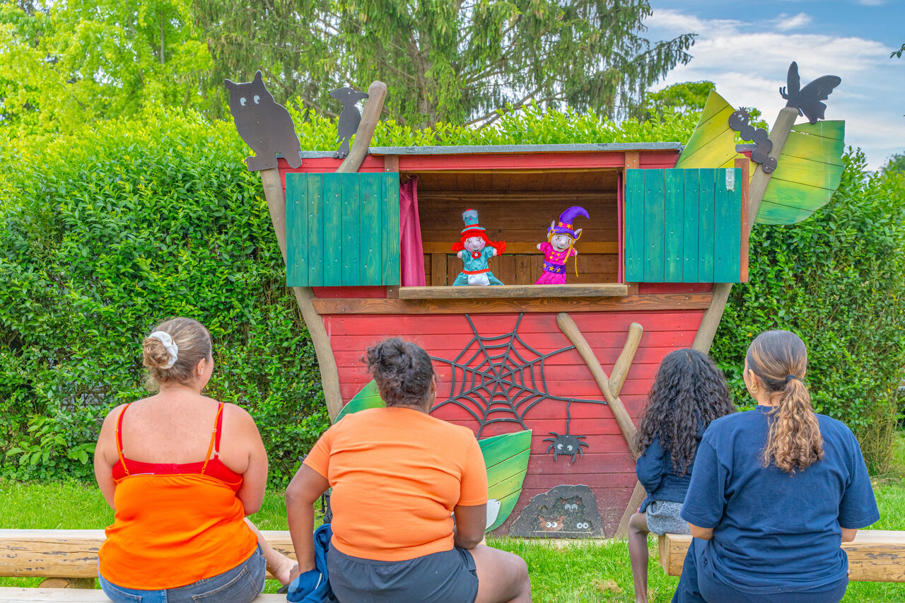 Puppet show for children and adults at CAPFUN Le Village Parisien campsite, VARREDDES.