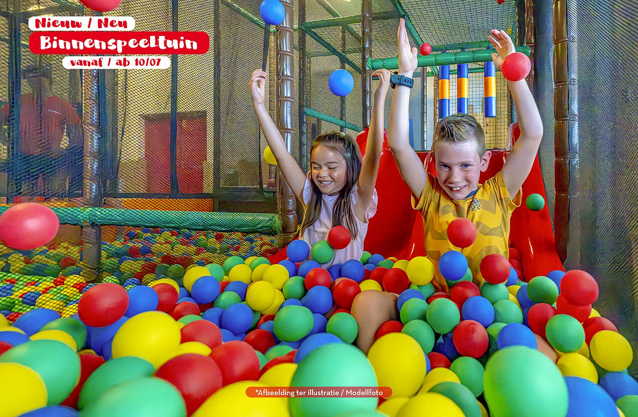 Aire de jeux int�rieure, enfants dans piscine � balles au camping CAPFUN Vlinderloo � Enschede.